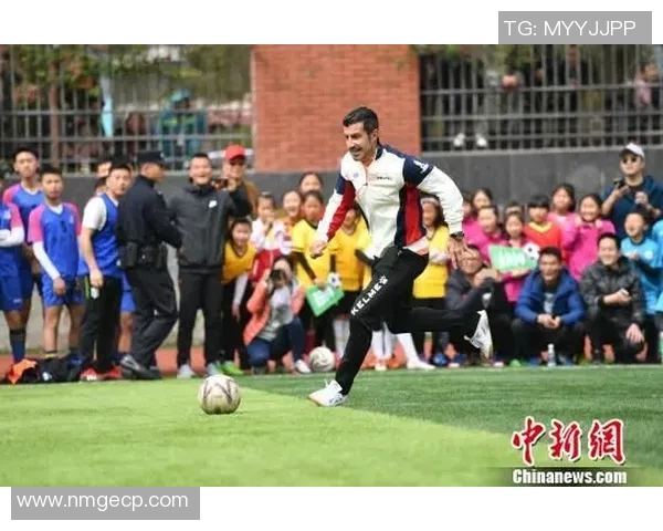 传奇足球球星汇聚一堂共襄盛举合影留念展现辉煌时代风采